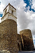 Monsaraz - Dall'estremit settentrionale si entra in paese attraverso la Porta da Vila, sormontata dalla torre dell'orologio, che somiglia a un campanile. 